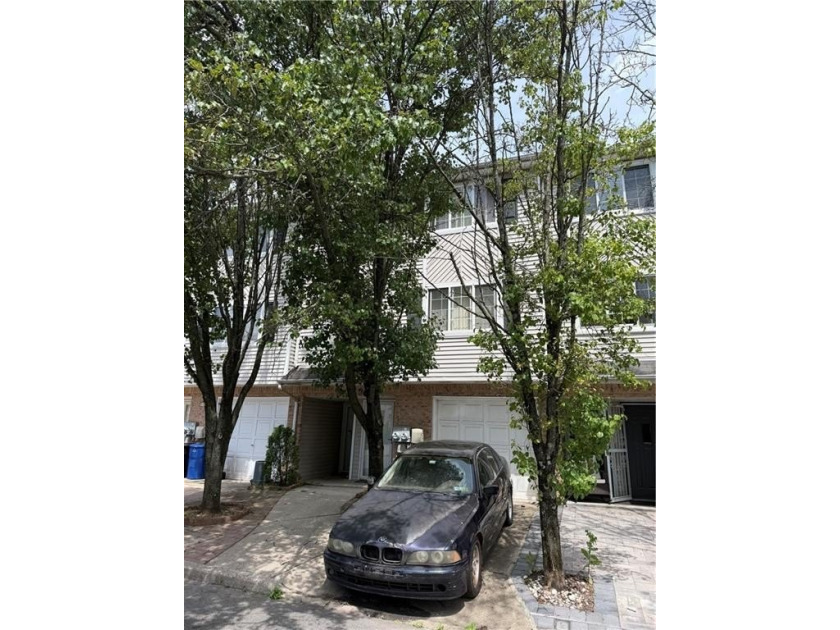 Welcome to 28 white oak lane. Home needs extensive cosmetic - photo 3
