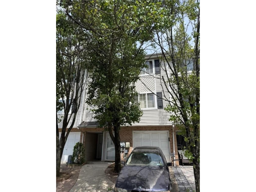 Welcome to 28 white oak lane. Home needs extensive cosmetic - photo 4