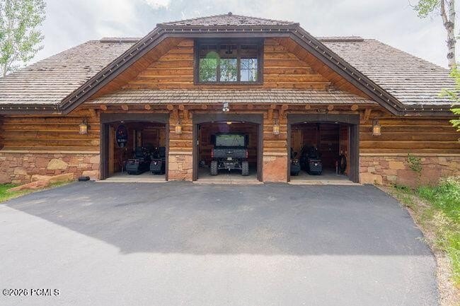 Welcome to one of the most iconic estates in Wolf Creek Ranch - photo 8
