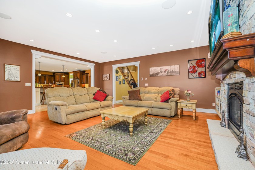 4 BEDROOMS! 4 BATHROOMS! WESTERLEIGH! Discover unparalleled - photo 5