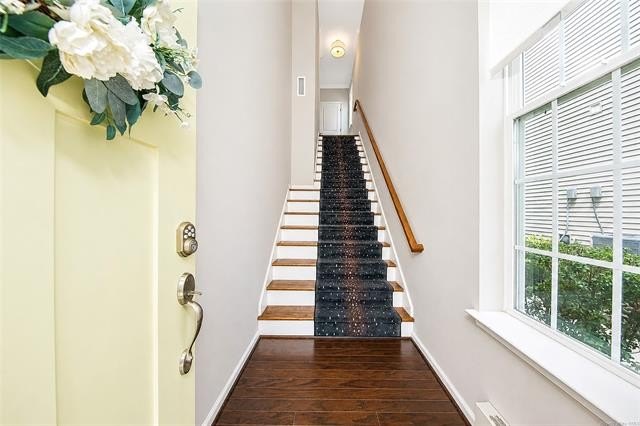 Superb condition, open floorplan, 9'ceilings,one car garage - photo 3