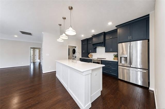 Superb condition, open floorplan, 9'ceilings,one car garage - photo 8
