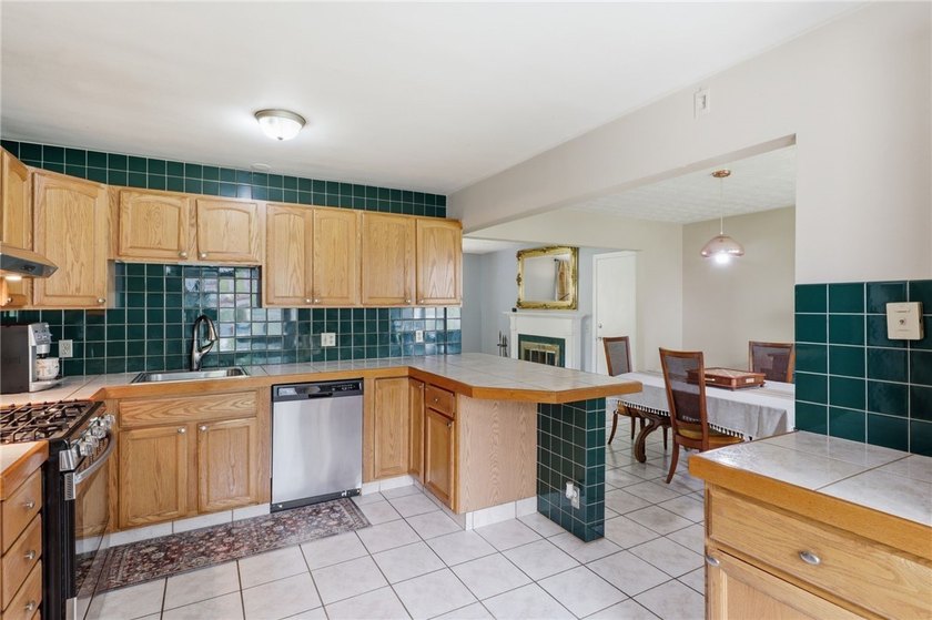 Welcome to effortless living in East Irondequoit, just moments - photo 14
