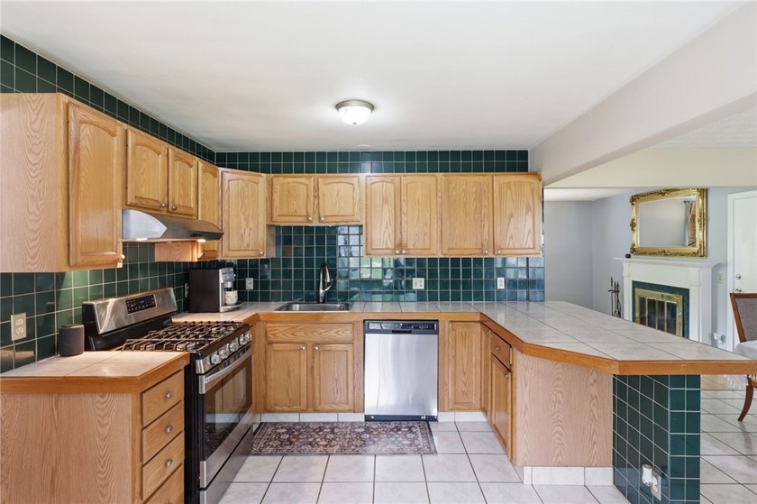 Welcome to effortless living in East Irondequoit, just moments - photo 16