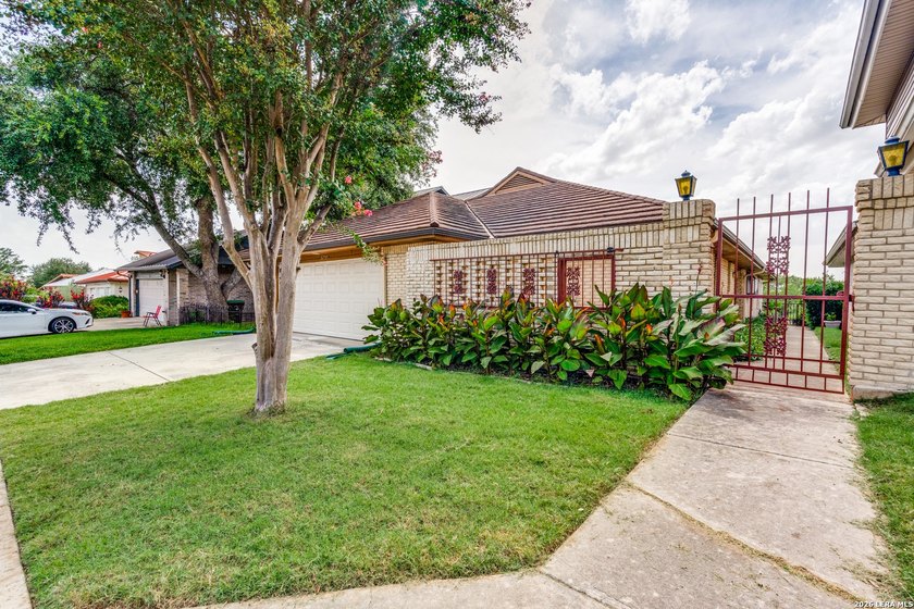 Rare custom home backing directly to a scenic city park with - photo 3