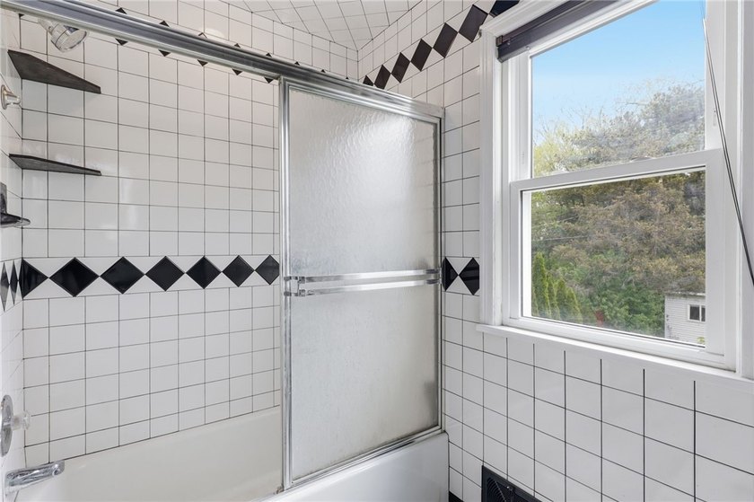 Welcome to effortless living in East Irondequoit, just moments - photo 26