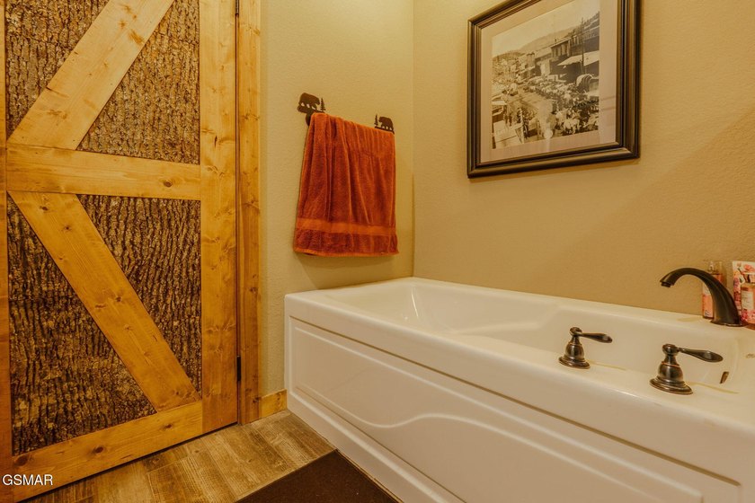 + 2 BONUS ROOMS!!!! A truly rare Wears Valley mountain retreat - photo 36