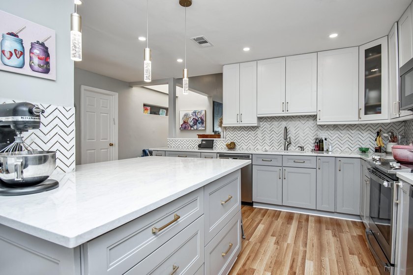 Come see this beautifully renovated 3BR 2BA Villa in the Heart - photo 10