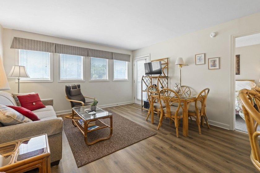 Welcome Home! This meticulously maintained 2 bedroom, 2 bathroom - photo 5