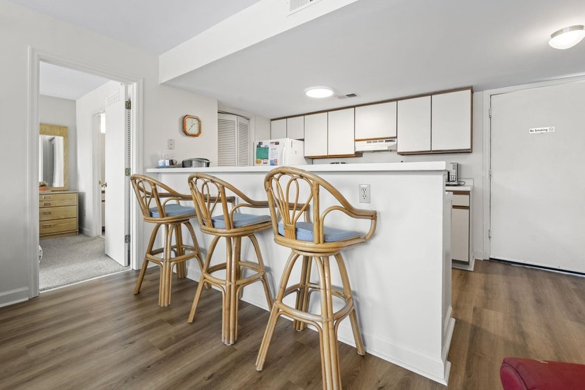 Welcome Home! This meticulously maintained 2 bedroom, 2 bathroom - photo 6