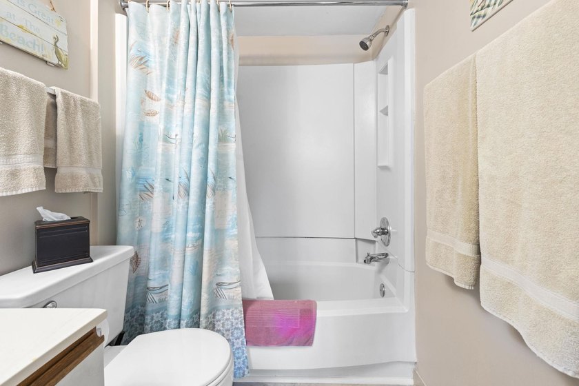 Welcome Home! This meticulously maintained 2 bedroom, 2 bathroom - photo 9