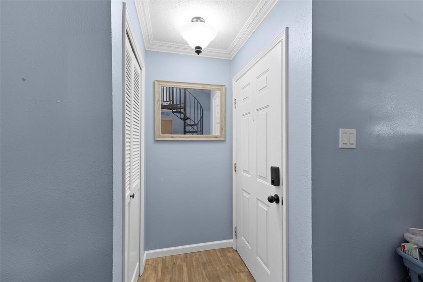 Stylish &amp; Convenient Condo Living in Ridge Park! Welcome to this - photo 2