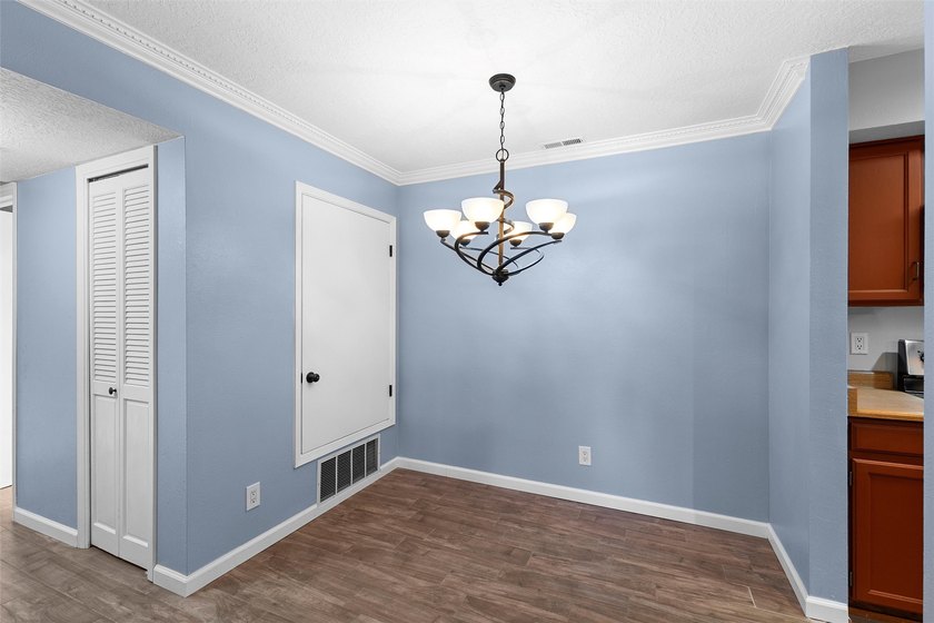 Stylish &amp; Convenient Condo Living in Ridge Park! Welcome to this - photo 3