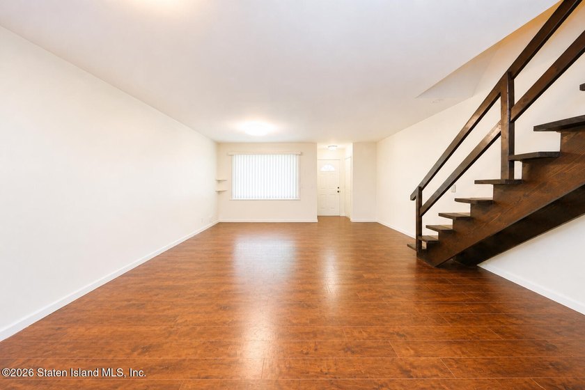 Welcome to 38 Stone Ln, Staten Island, NY 10314 - a - photo 4