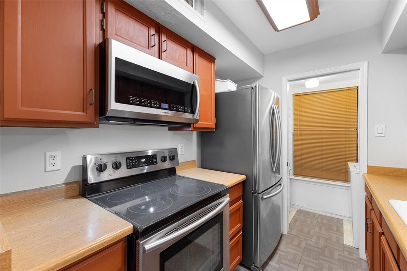 Stylish &amp; Convenient Condo Living in Ridge Park! Welcome to this - photo 5