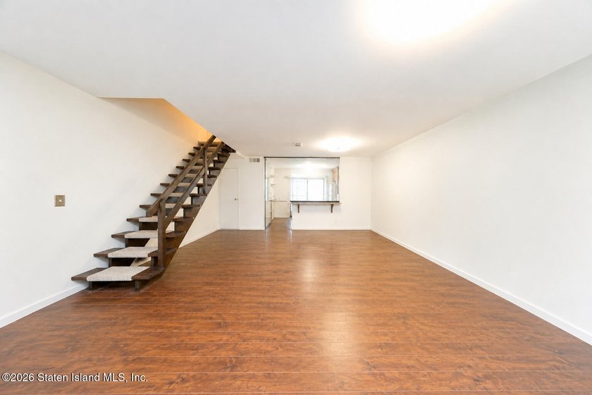 Welcome to 38 Stone Ln, Staten Island, NY 10314 - a - photo 5