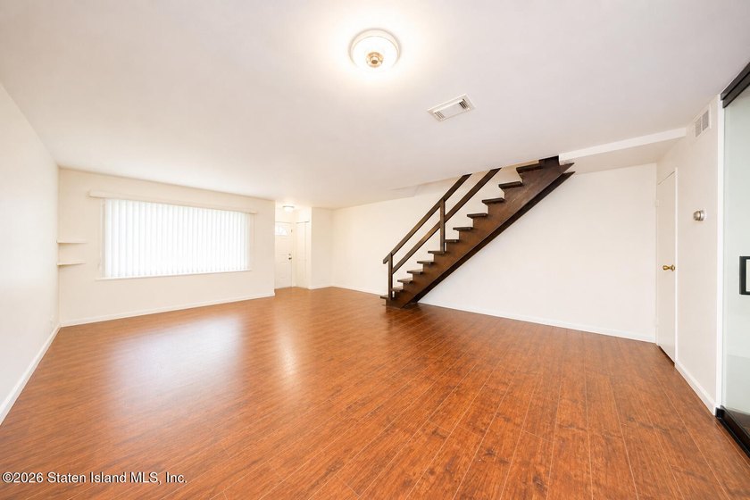 Welcome to 38 Stone Ln, Staten Island, NY 10314 - a - photo 6