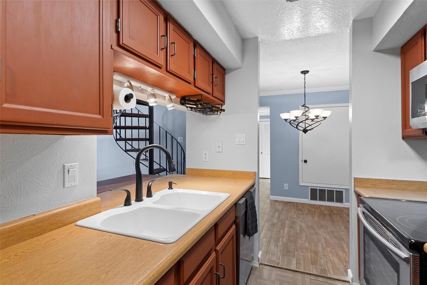 Stylish &amp; Convenient Condo Living in Ridge Park! Welcome to this - photo 7