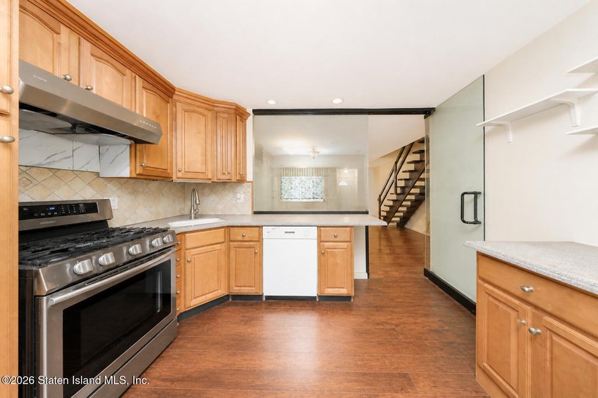 Welcome to 38 Stone Ln, Staten Island, NY 10314 - a - photo 9