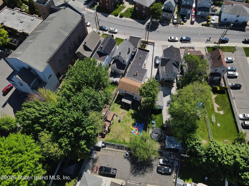 Welcome to this spacious and uniquely designed single-family - photo 4