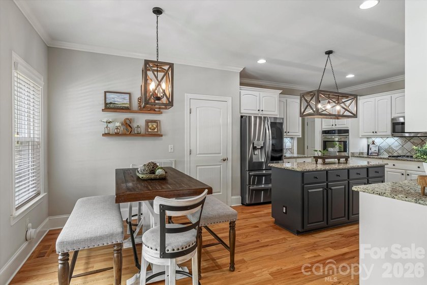 This exquisitely maintained all-brick custom residence offers - photo 11