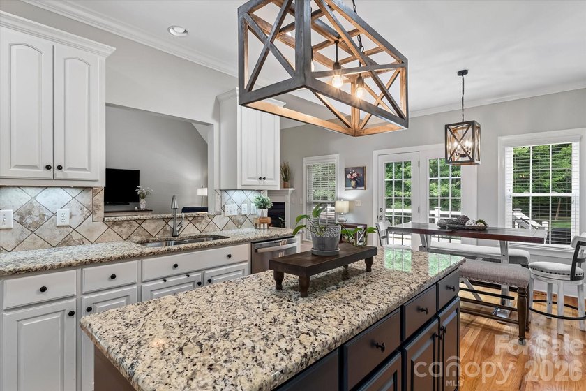 This exquisitely maintained all-brick custom residence offers - photo 15