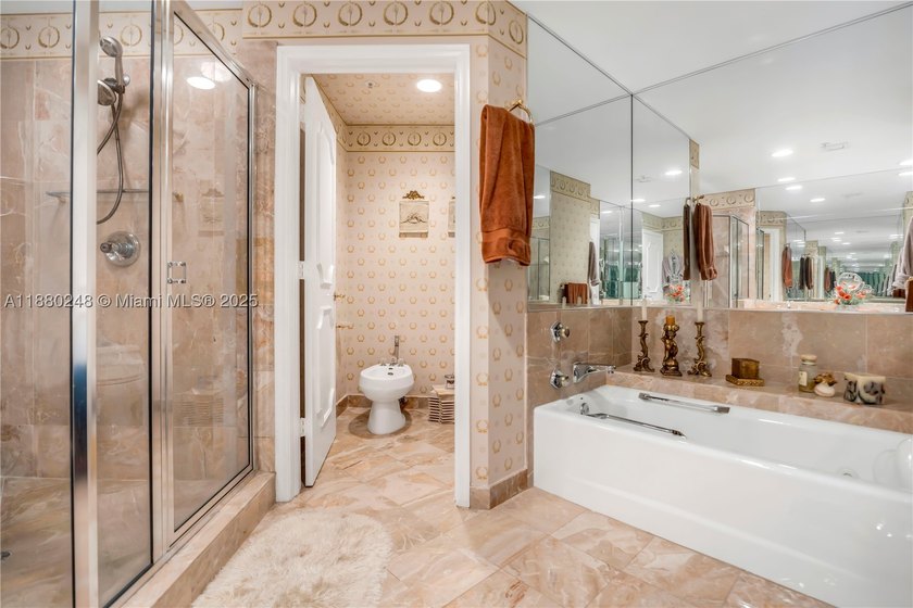 Great 3 bedroom/ 2.5 baths opportunity in one of Brickell Key's - photo 22