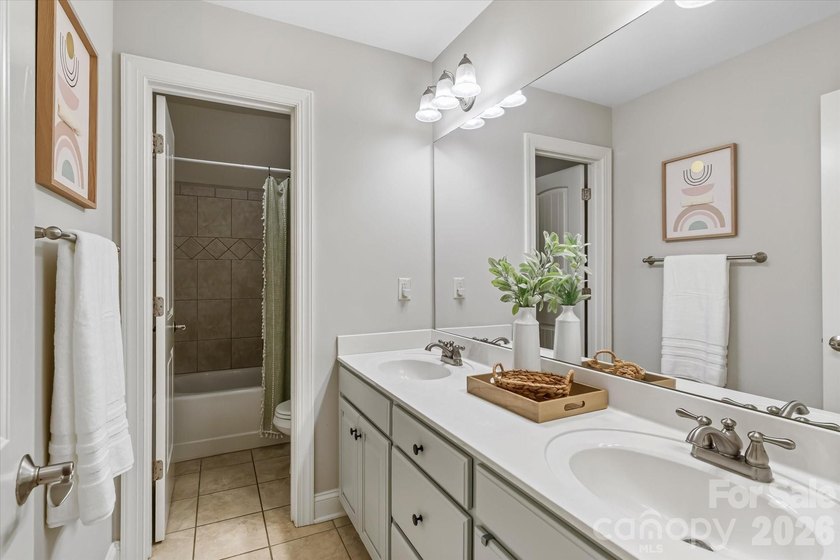 This exquisitely maintained all-brick custom residence offers - photo 28