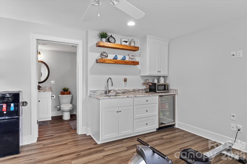 This exquisitely maintained all-brick custom residence offers - photo 33