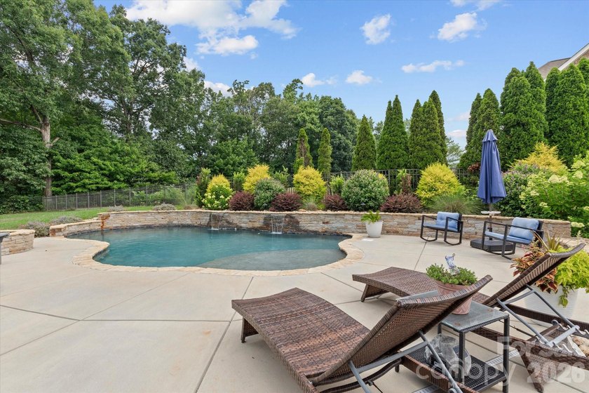 This exquisitely maintained all-brick custom residence offers - photo 40