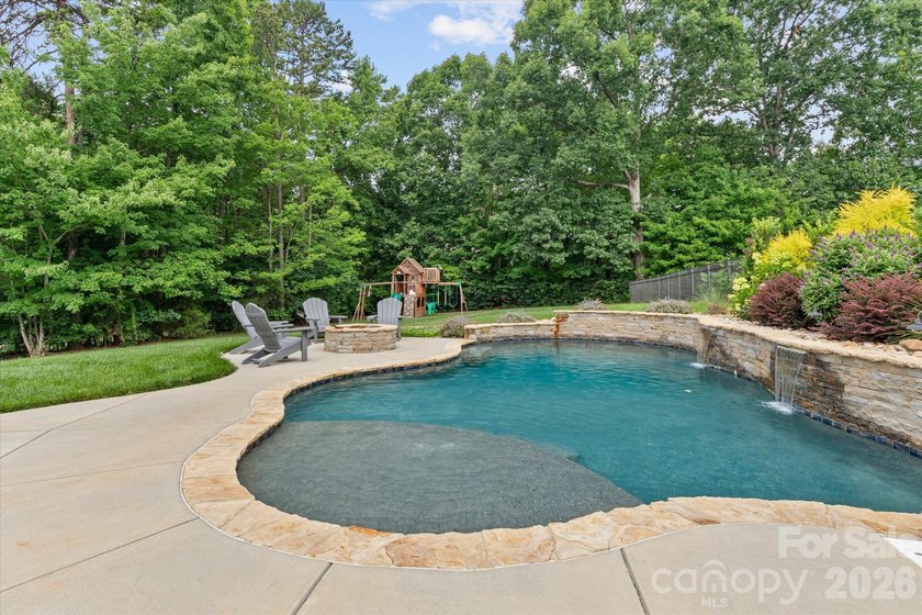 This exquisitely maintained all-brick custom residence offers - photo 41
