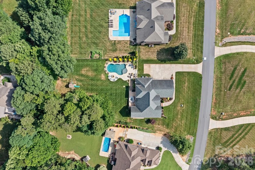 This exquisitely maintained all-brick custom residence offers - photo 42