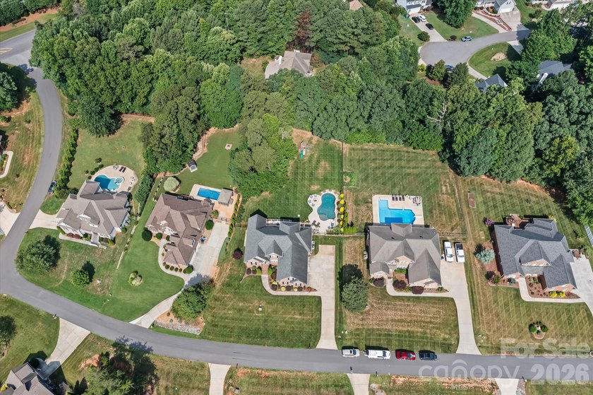 This exquisitely maintained all-brick custom residence offers - photo 43