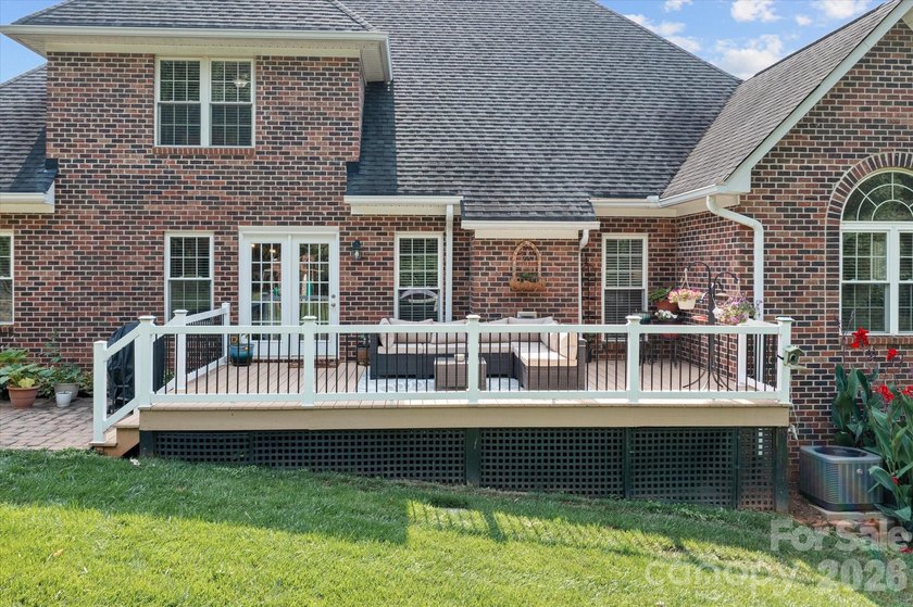 This exquisitely maintained all-brick custom residence offers - photo 44