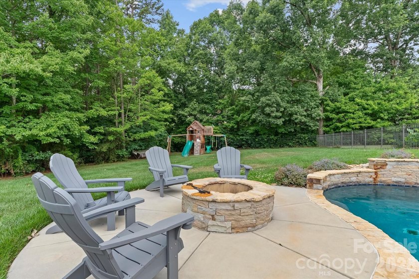 This exquisitely maintained all-brick custom residence offers - photo 46