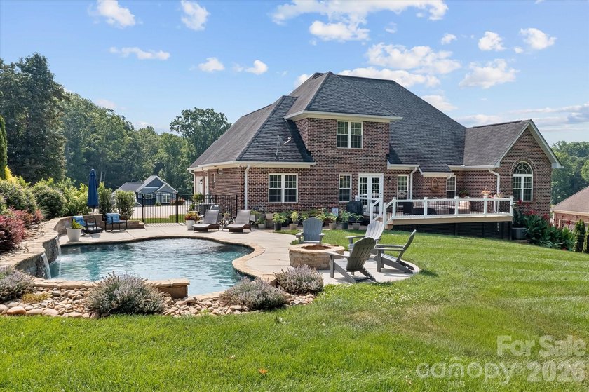 This exquisitely maintained all-brick custom residence offers - photo 47