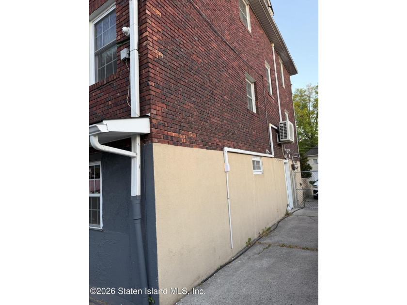 RARE OPPORTUNITY TO OWN A DETACHED 4 FAMILY IN STATEN ISLAND - photo 4