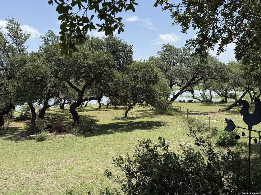Nestled on a secluded cul-de-sac in the heart of Canyon Lake - photo 6