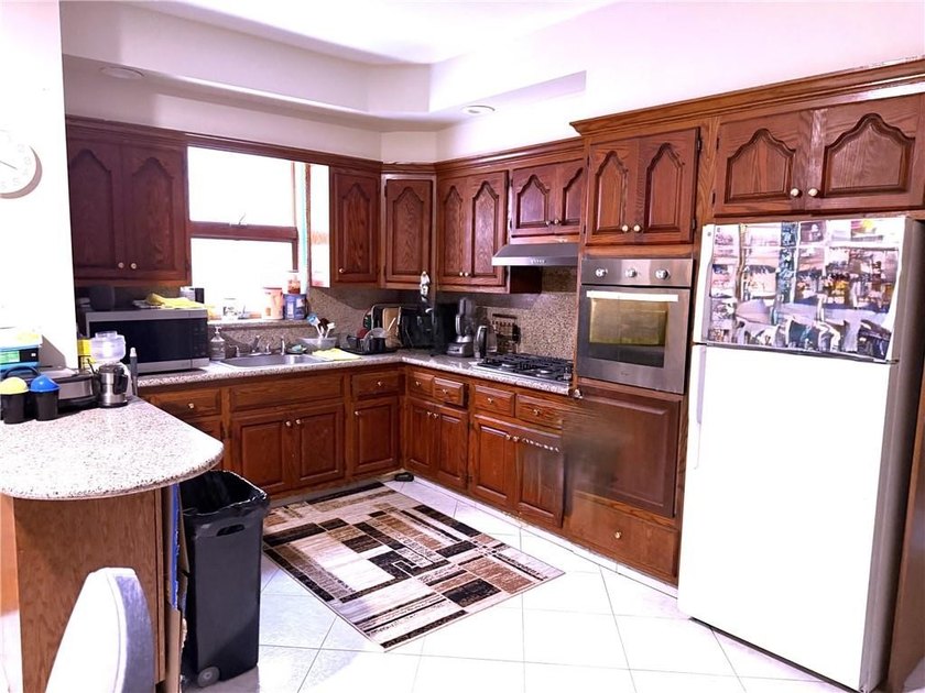 Located in a prime Gravesend location, this solid three-story - photo 5