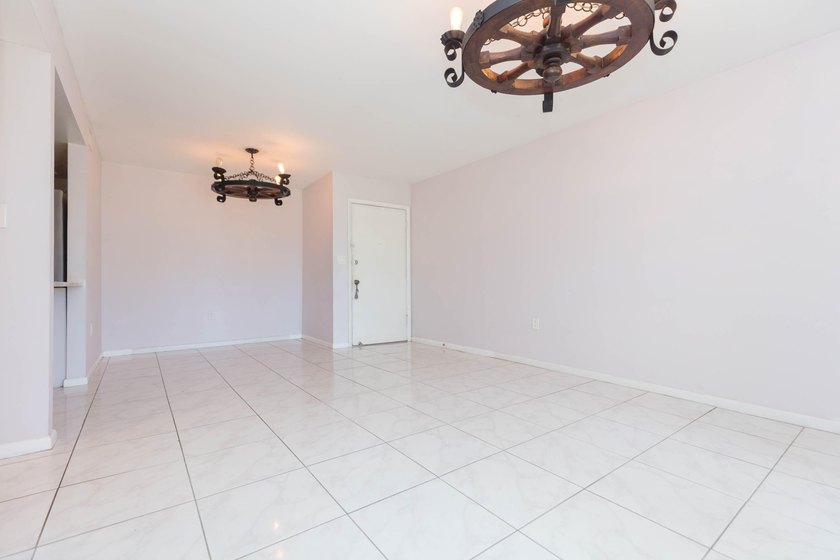Welcome to Village Lake Condominiums in St. Petersburg! This 2 - photo 13