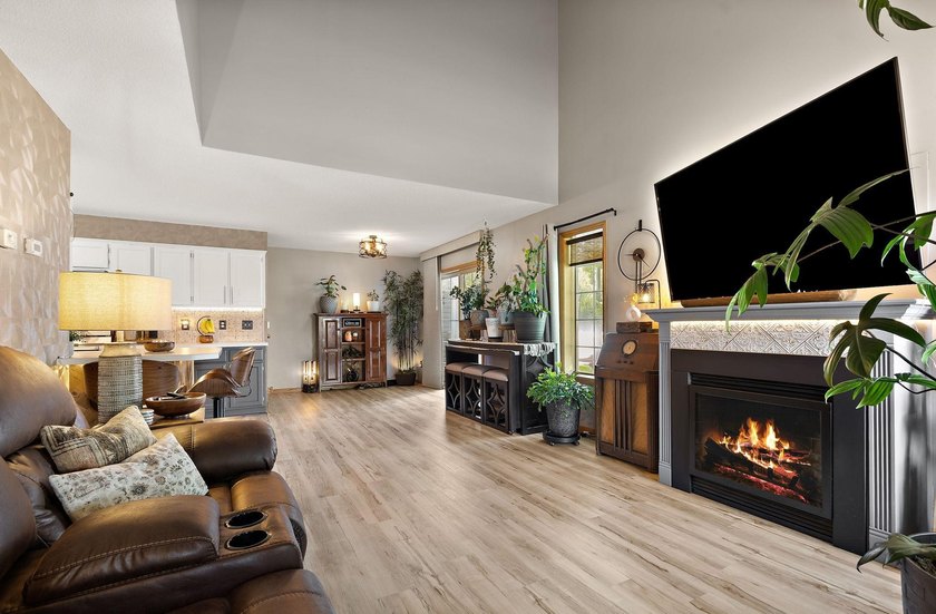 Picture-perfect, updated end-unit townhome with new luxury vinyl - photo 4
