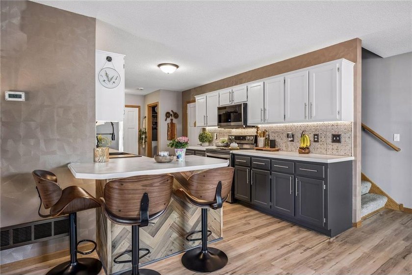 Picture-perfect, updated end-unit townhome with new luxury vinyl - photo 6