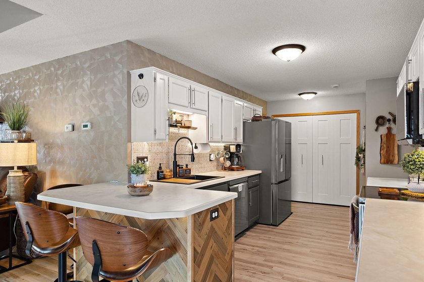 Picture-perfect, updated end-unit townhome with new luxury vinyl - photo 7
