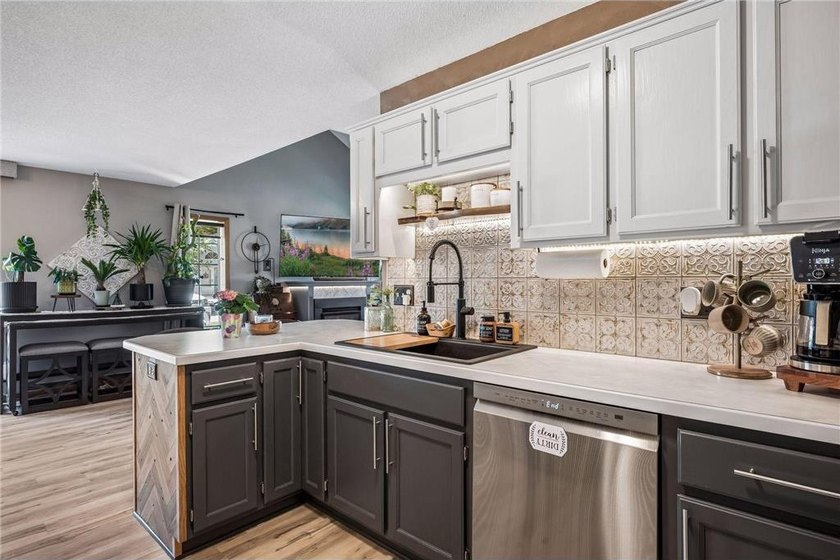 Picture-perfect, updated end-unit townhome with new luxury vinyl - photo 8