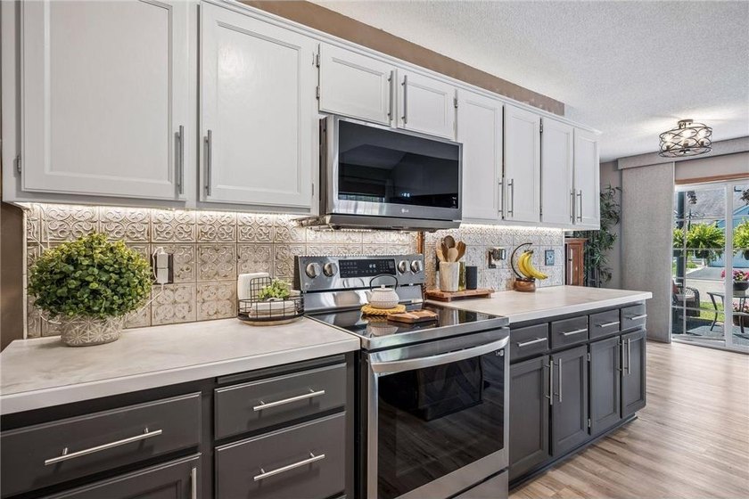 Picture-perfect, updated end-unit townhome with new luxury vinyl - photo 10