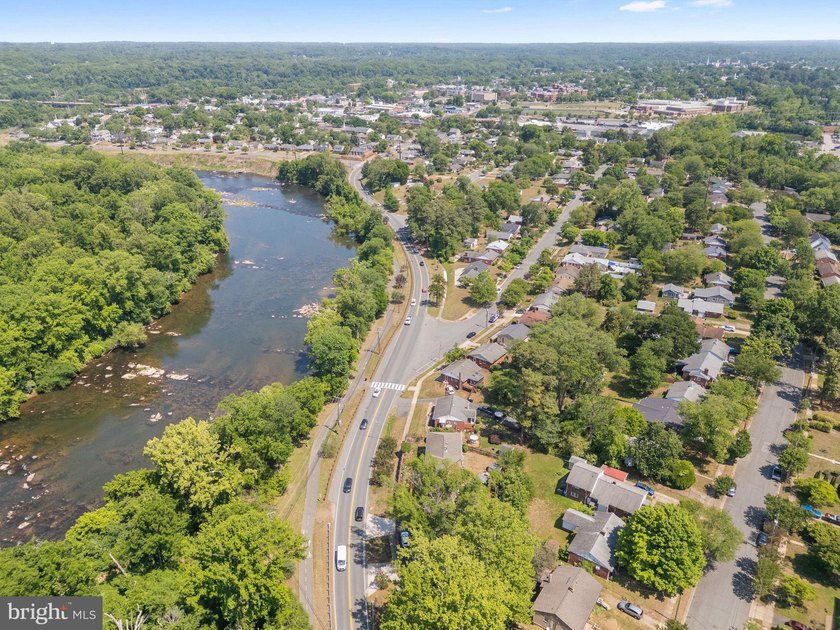 Waterfront locations like this to do become available very - photo 12