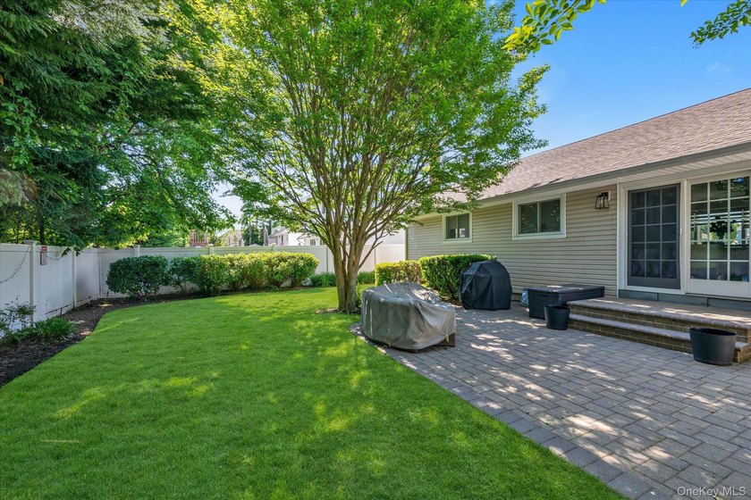 Massapequa Shores Gem! Turn-key 3-bedroom ranch featuring an - photo 14