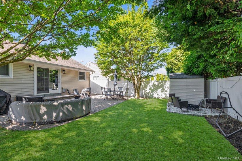 Massapequa Shores Gem! Turn-key 3-bedroom ranch featuring an - photo 15