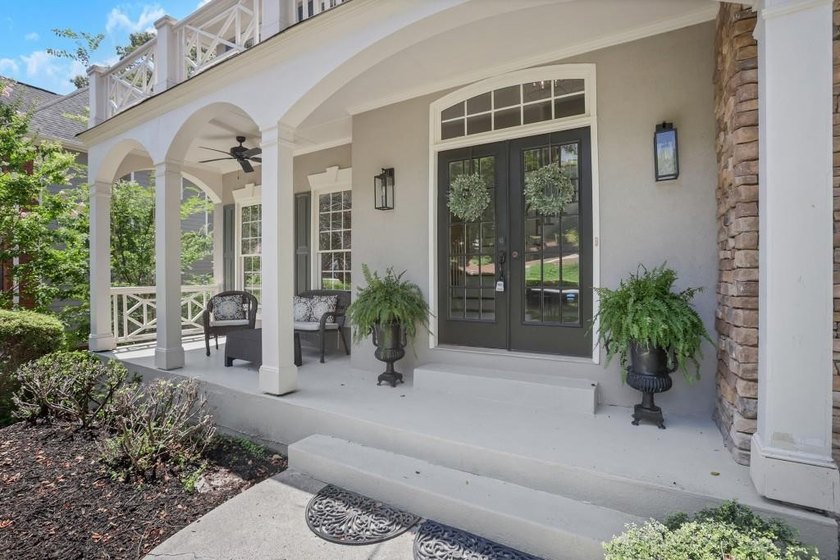 Welcome to this beautifully updated 6-bedroom, 4-bathroom home - photo 2
