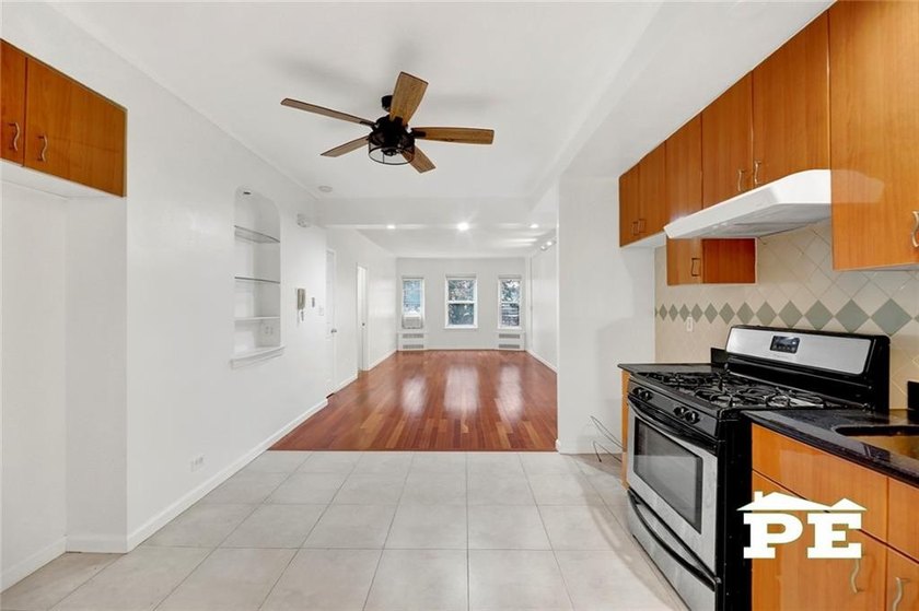 Welcome to this oversized 650-square-foot studio co-op in a - photo 3